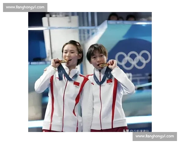 女子跳水竞技风采展现高难度动作与优雅姿态的完美结合